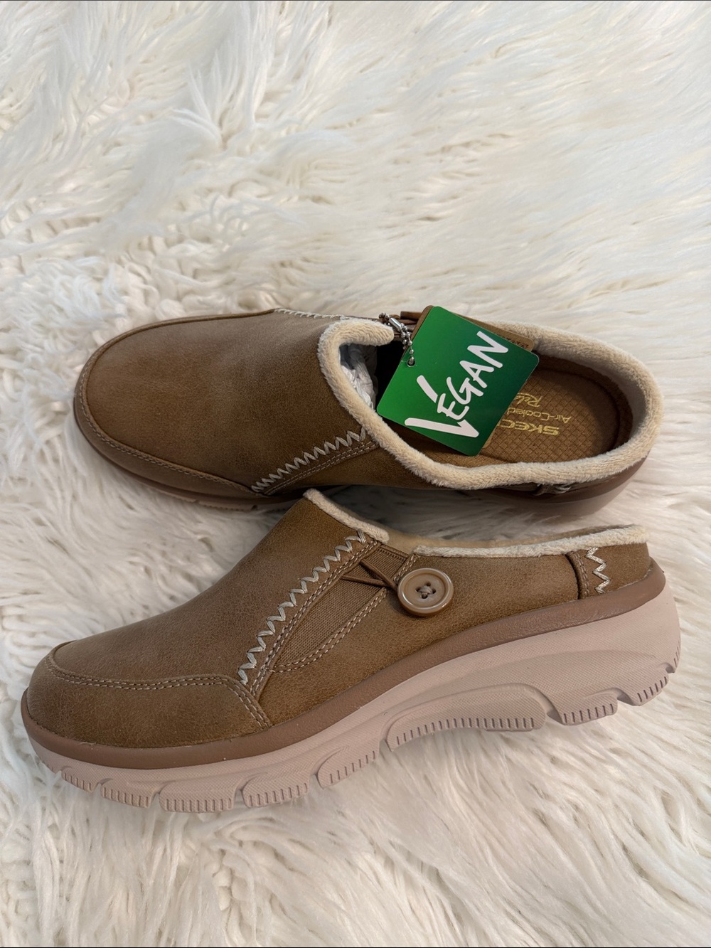 Skechers Vegan Tan Slip-On Women's Clog with Button Accent size 7 brand new